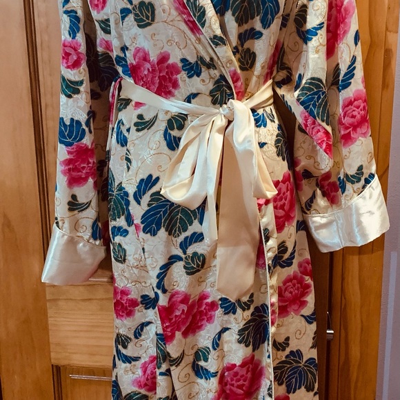 Vintage Victoria Secret gold label 👘 - Picture 9 of 10